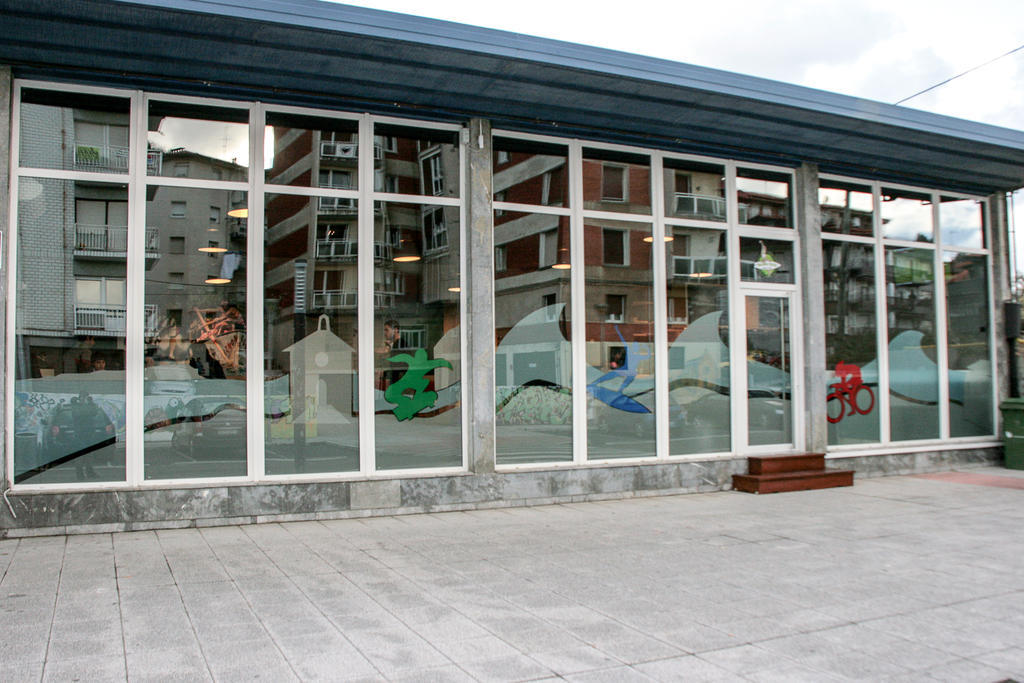 Mundaka Hostel & Sports Cafe Exterior foto